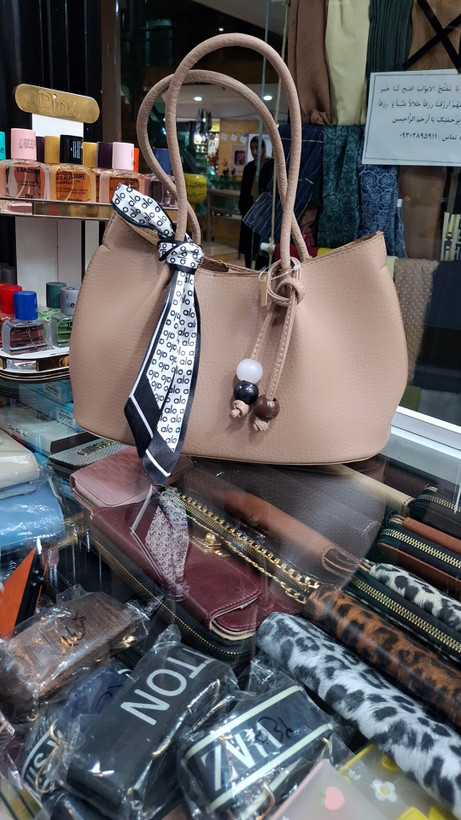کیف دخترانه دارای بند دستی و بند بلند دوشی دارای چارم بگ جنس خارجی