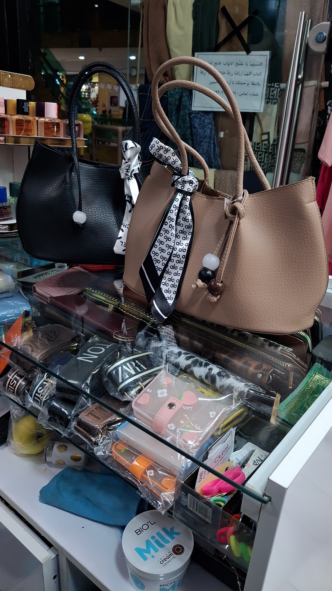 کیف دخترانه دارای بند دستی و بند بلند دوشی دارای چارم بگ جنس خارجی