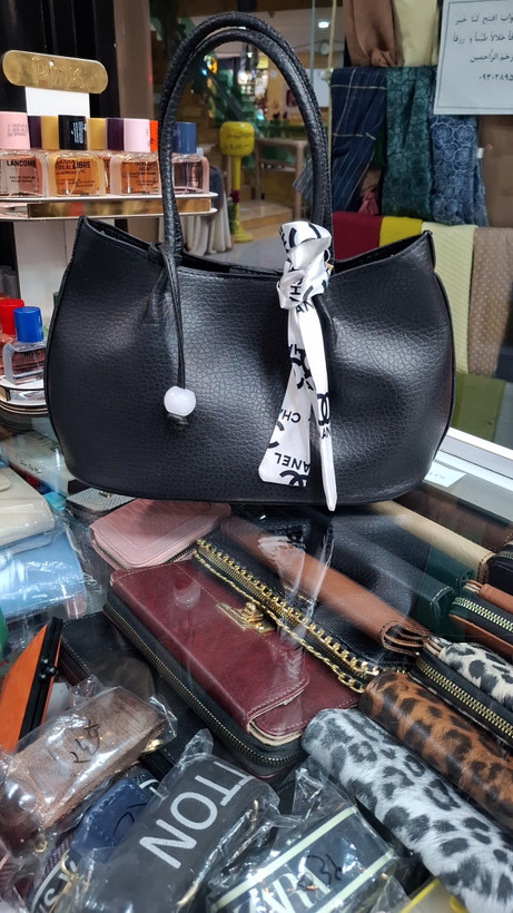 کیف دخترانه دارای بند دستی و بند بلند دوشی دارای چارم بگ جنس خارجی