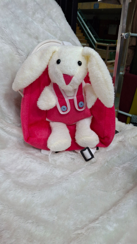 🐰🎒 کوله پشتی خرگوشی مهدکودک | بامزه، باکیفیت و کاربردی 💕 اگه دنبال یک کوله مهدکودک دخترانه هستی که هم ظاهر فانتزی داشته باشه و هم برای استفاده روزمره مناسب باشه، این مدل خرگوشی یه انتخاب عالیه! 🐰✨